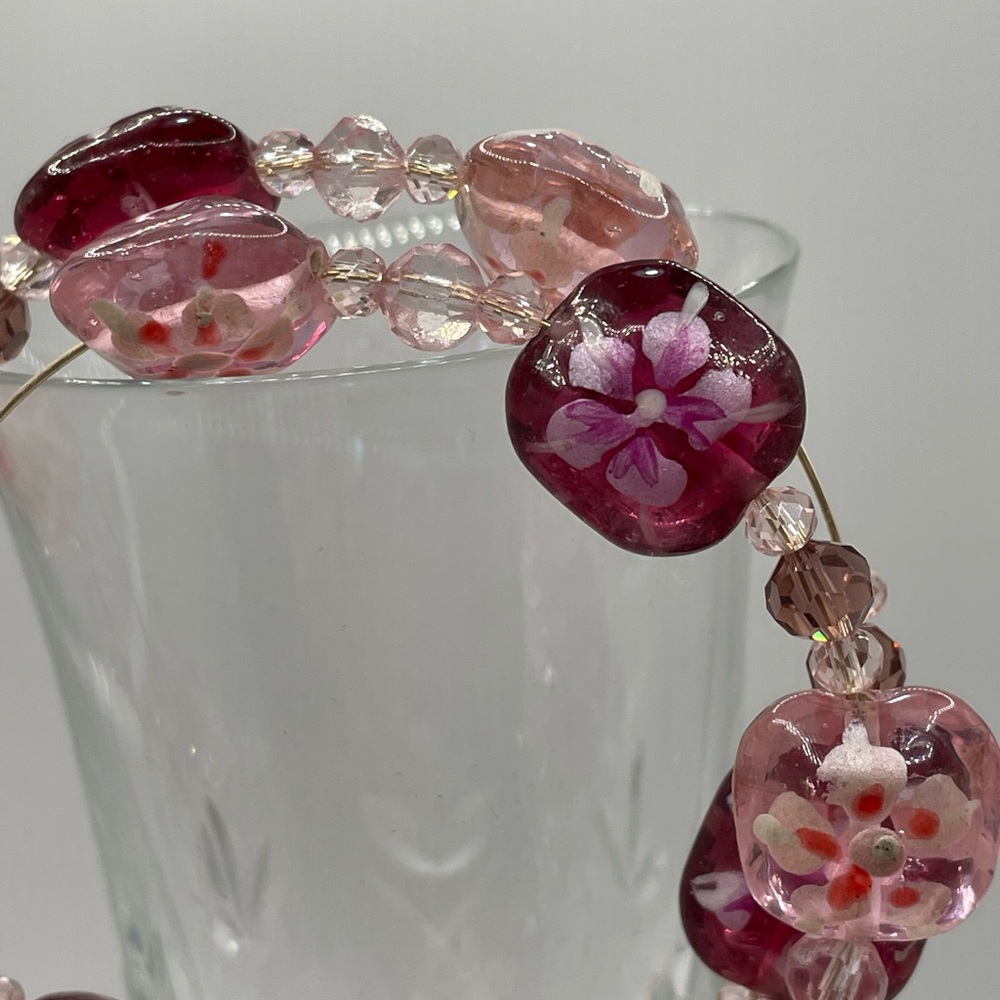 Elegant Floral Glass Bead Bracelet